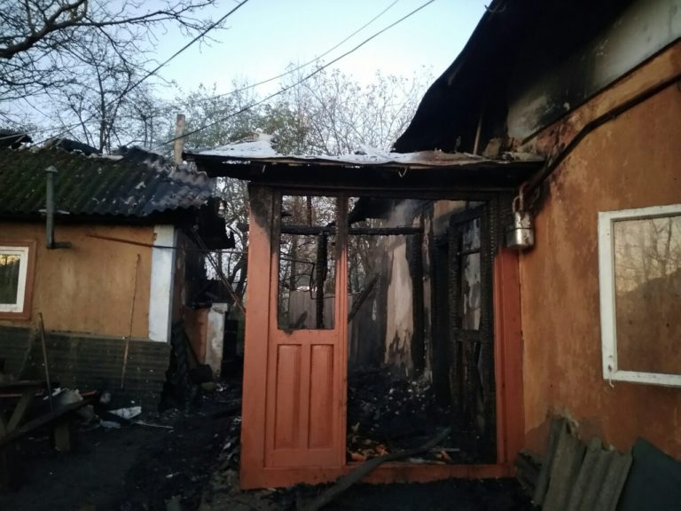 У селі Кізлів вогнеборці врятували з палаючого будинку його власника