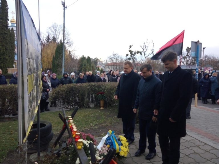 Бущани помолилися та поклали квіти до меморіалу Героям Небесної Сотні
