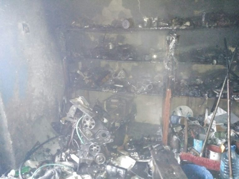 У селі Петричі рятувальники ліквідували пожежу у гаражному приміщенні
