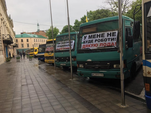 Прем’єр-міністр виступив проти відновлення в районах області громадського транспорту