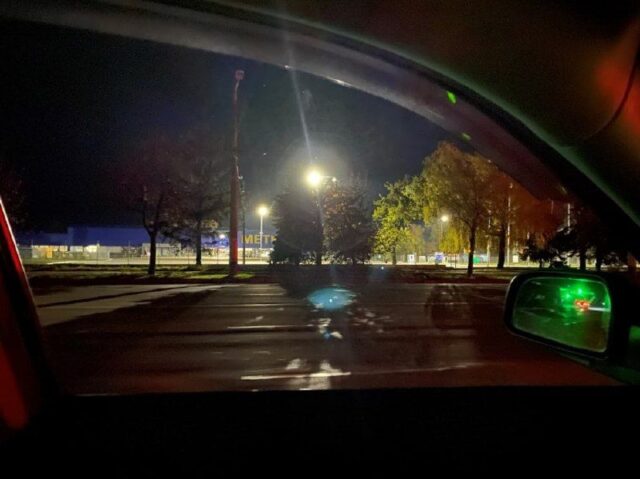 Чому світяться вивіски, реклама і стовпи на вулиці, а люди сидять без світла: Козицький відповів