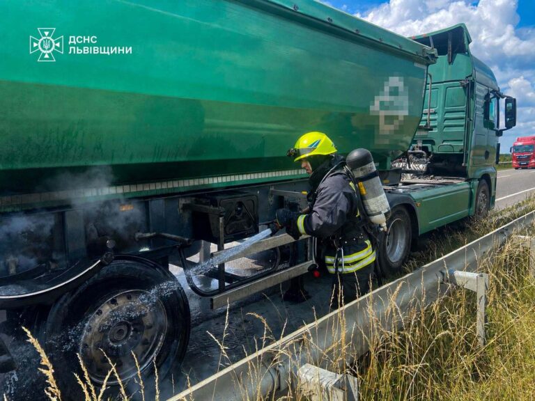 На Бущині під час руху загорілося колесо вантажівки