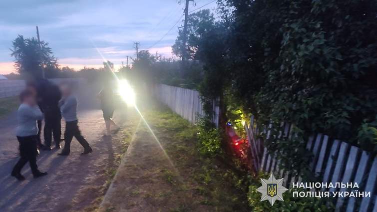 У Буській громаді підліток на мотоциклі в’їхав у огорожу та загинув
