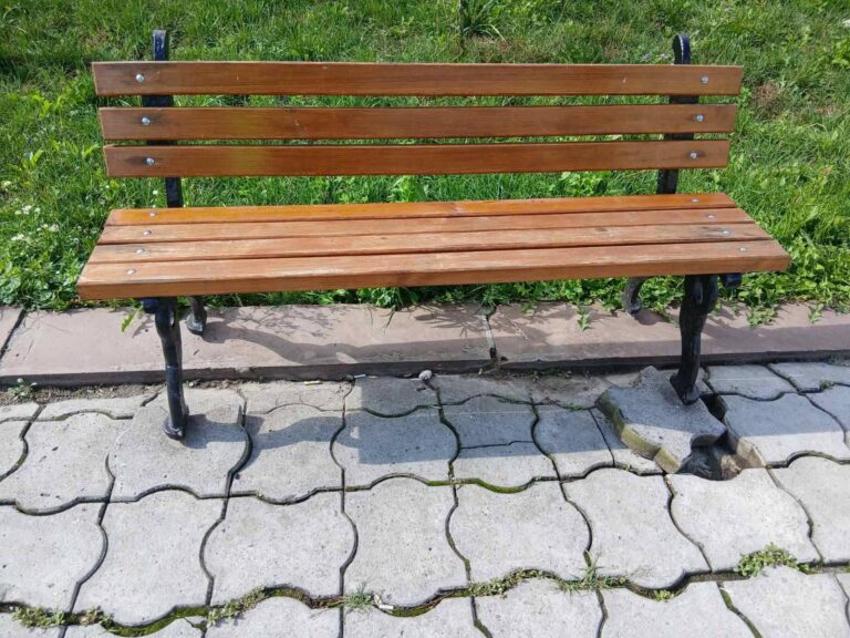 У селищі Олесько вандали пошкодили частину площі біля пам’ятника Шевченку