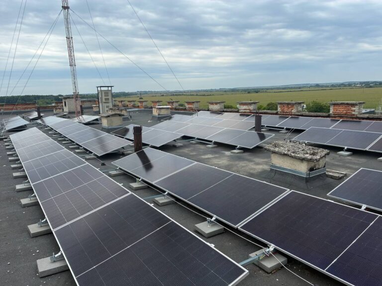 Буська лікарня стає енергонезалежнішою: на даху встановили сонячні панелі